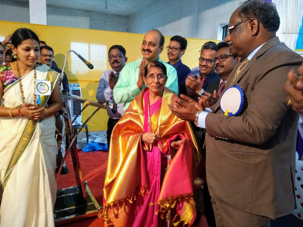 ZONAL MANAGER THAMODARAN  HONOURING TO SENIIR MOST AGENT LEELA S BHAT ON INAUGURATION OF MULLERIA SATELITE OFFICE IN 2018